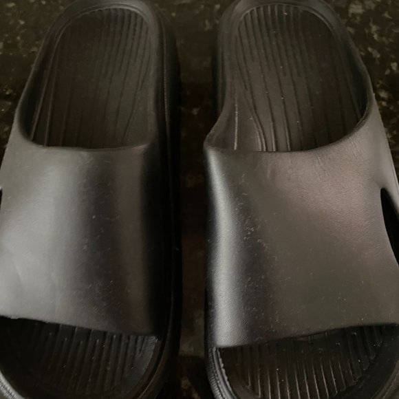 new unisex   black sandals - Picture 2 of 4